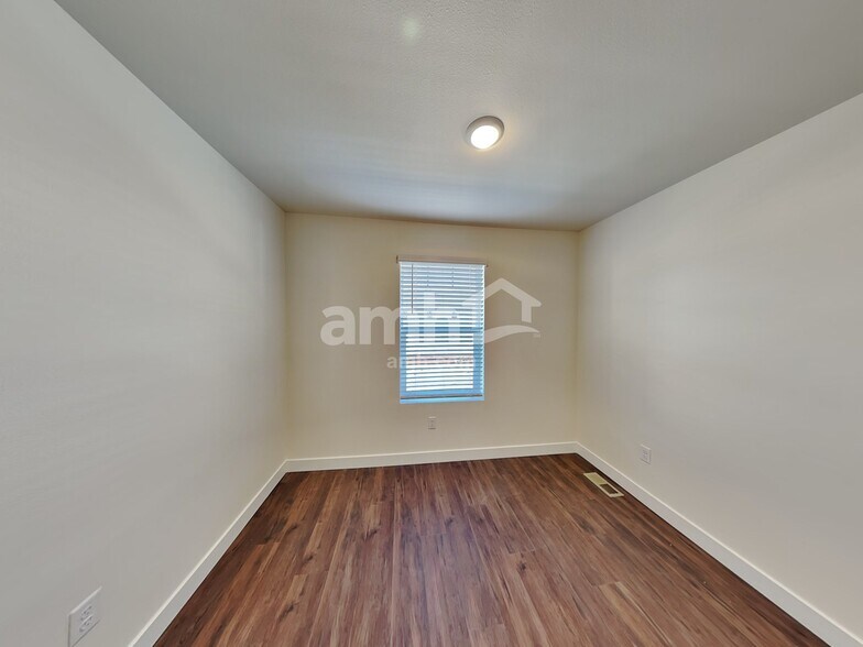 Building Photo - 1080 Broyles Xing