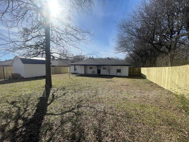 Building Photo - 701 S Valentine Dr