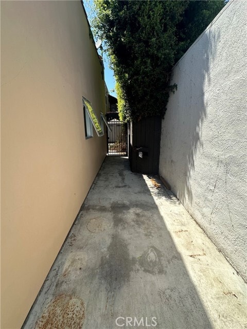 Building Photo - 1046 S Hudson Ave