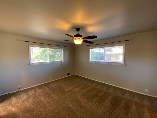 Building Photo - 5 Bedroom Home Available Near Wyoming Blvd NE & Comanche Rd NE!