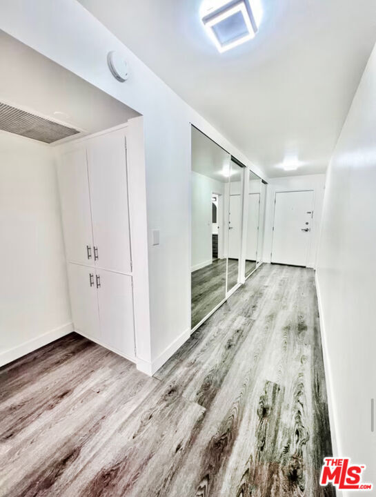 Building Photo - 468 S Roxbury Dr