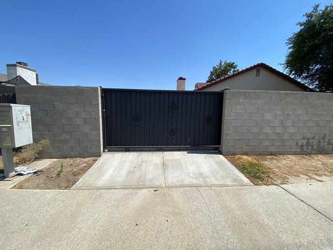 Building Photo - Newley Remodeled 3 BD 2 BA house on corner...