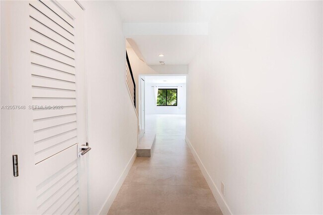 Building Photo - 925 Algaringo Ave