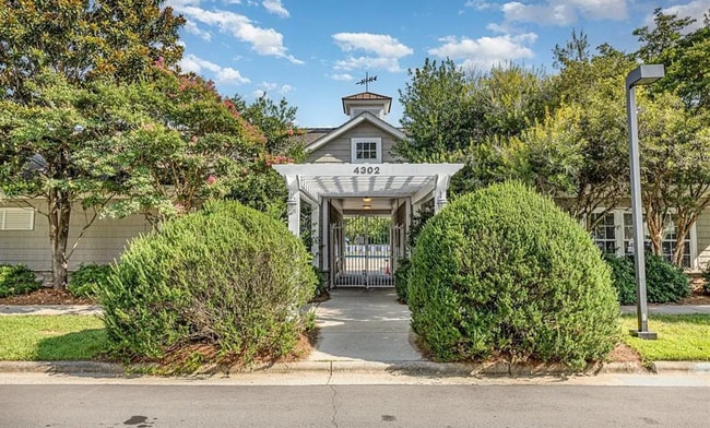 Building Photo - Beautifully 4-bedroom, 2.5-bathroom spacio...