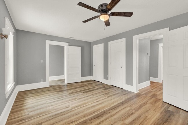 Building Photo - Beautifully renovated 3-bedroom, 2-bathroom upstairs apartment in the heart of historic Eustis!