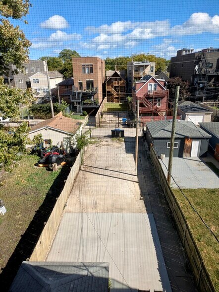 Building Photo - 1833 N Sawyer Ave