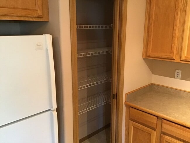 Building Photo - h978 - 980