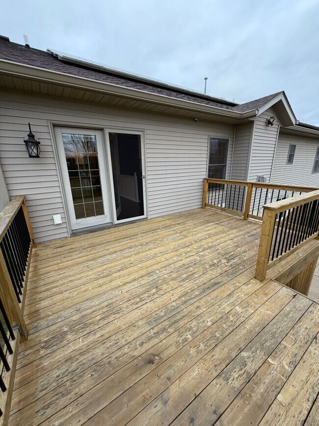 Building Photo - 4 BED 3 1/2 BATH HOUSE