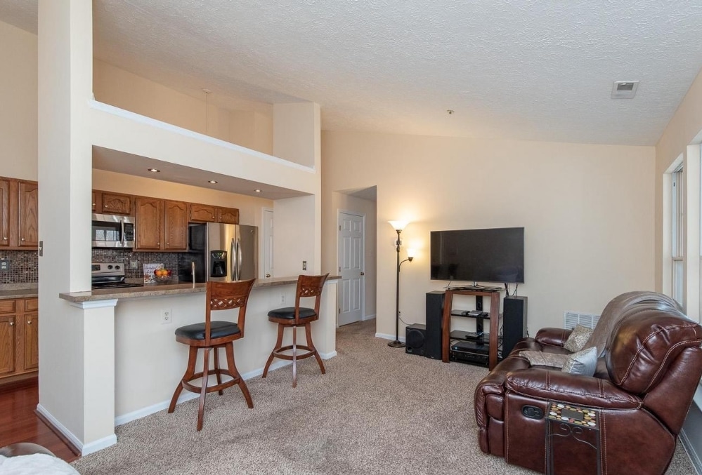 living room with vaulted ceiling - 1002 Markham Ct