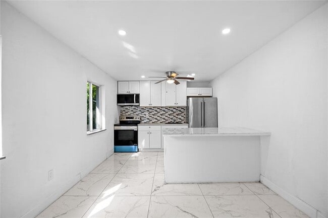 Building Photo - 1525 NE 160th St