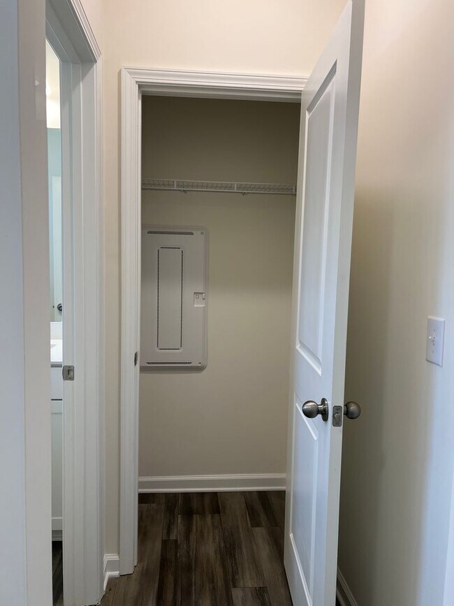 Building Photo - $1,000 Off First Full Month Rent