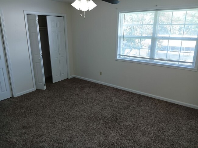 Building Photo - 2 Bedroom / 2 Bath Duplex Gray, TN 37615