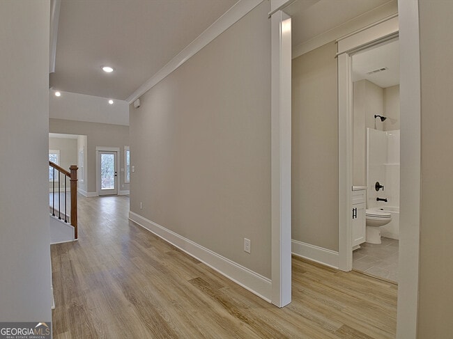 Building Photo - 190 Redhaven Dr