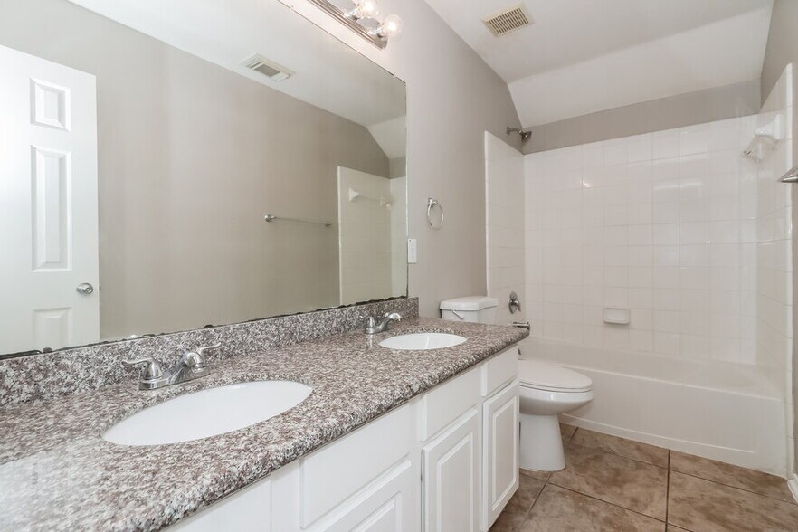 Building Photo - 16707 Great Oaks Glen Dr