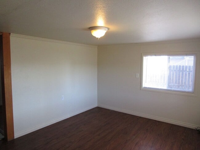 Building Photo - *PRICE REDUCED* 2 Bedroom Home with Large ...