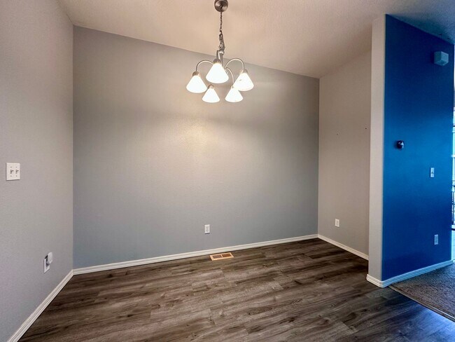 Building Photo - Modern Comfort Meets Convenience in Beaver...