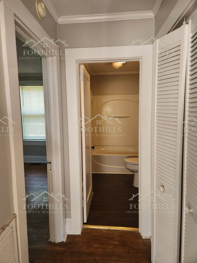 Building Photo - Cozy 1 Bed Duplex with Original Hardwood F...