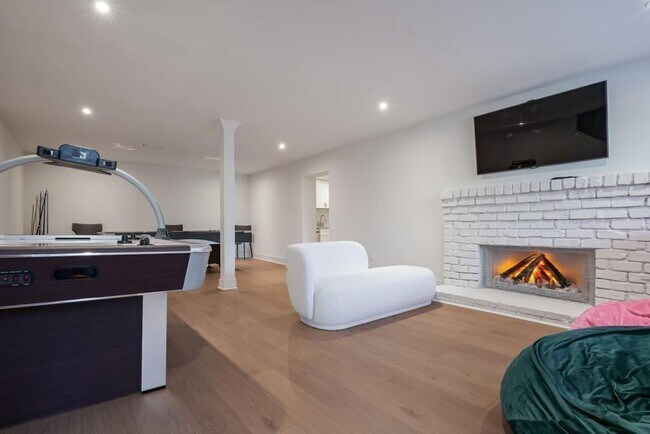 Building Photo - 1007 Somerset Dr NW