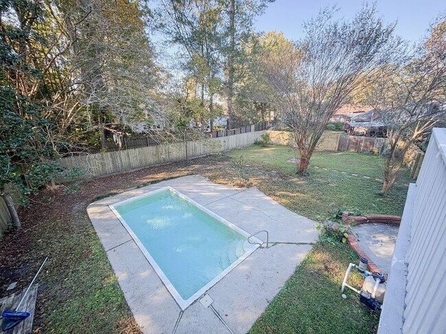 Building Photo - 104 Stratford Dr