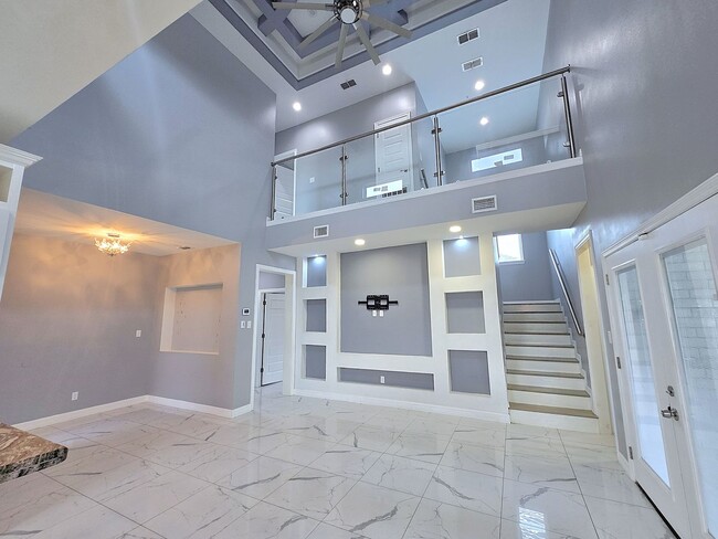 Building Photo - Beautiful Modern 4 Bed/3 Bath/2 Gar Centra...