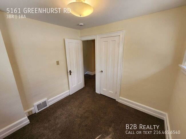 Building Photo - 5161 Greenhurst Dr