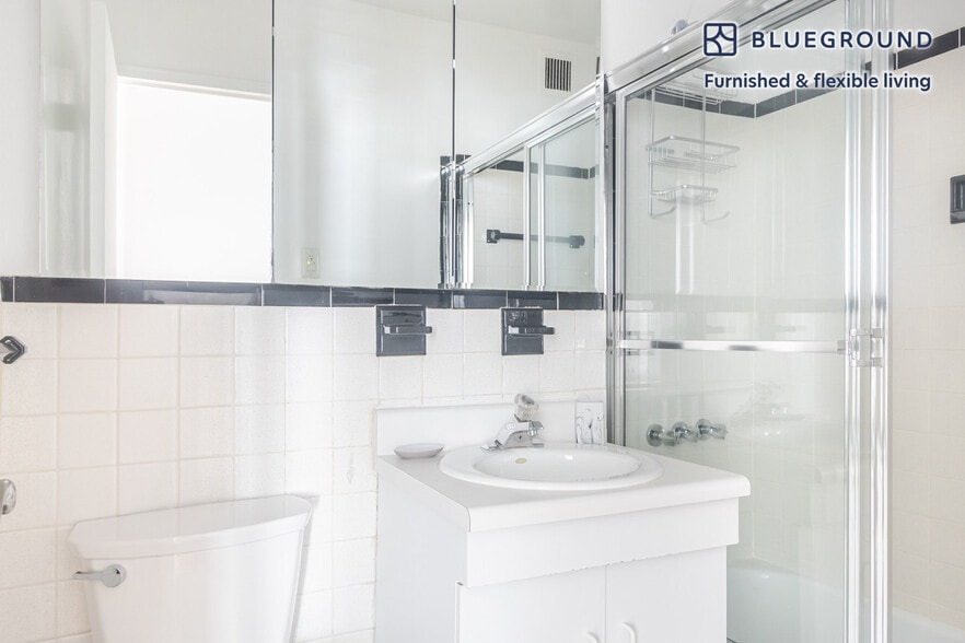 Building Photo - 330 E 46th St