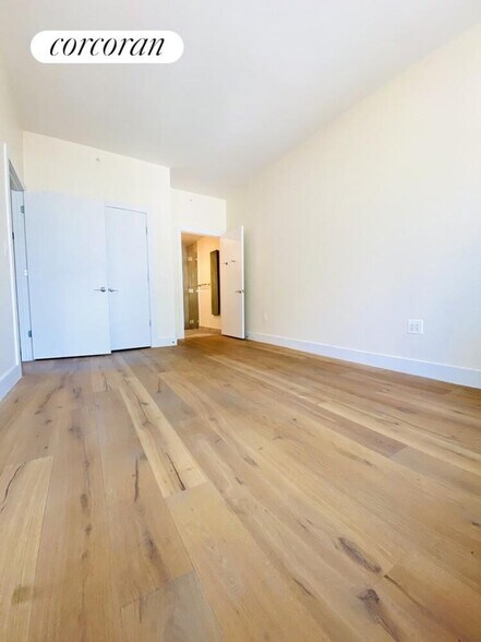 Building Photo - 25-21 43rd Ave