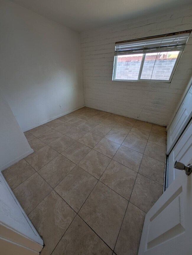 Building Photo - Beautiful Air Conditioned Condo! MUST SEE! 2bed & 1bath