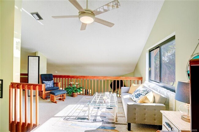 Building Photo - 233 NE Edgewater Dr