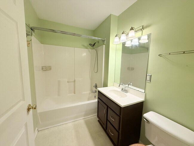 Building Photo - Beautiful 3 bed 2 bath home in Bloomington!