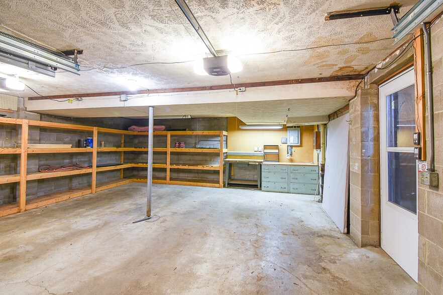 Building Photo - 10205 T Cir