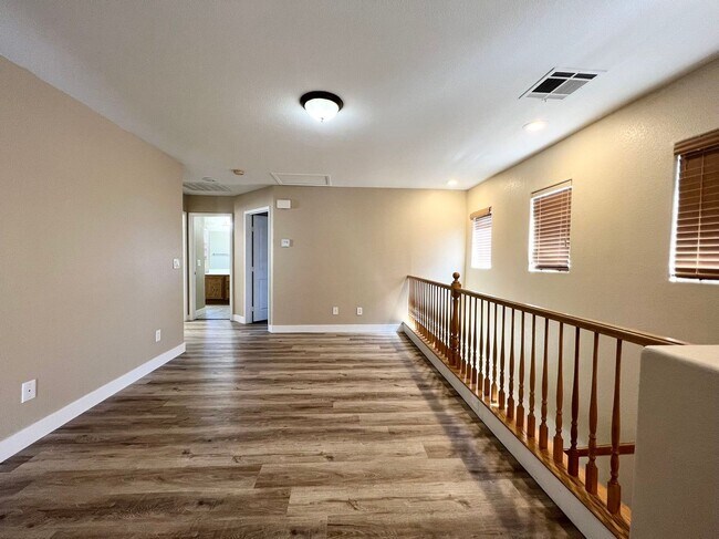 Building Photo - Beautiful 4-bedroom, 2.5-bathroom house