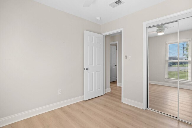 Building Photo - 4570 Yacht Harbor Dr