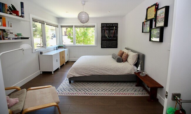 Building Photo - Bright, Stylish Living with Exceptional Ou...