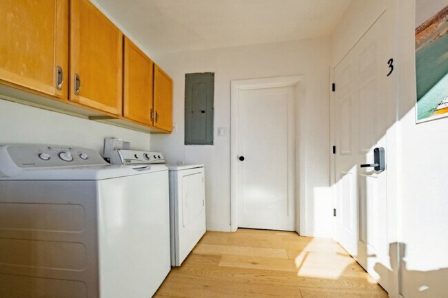 Building Photo - 170 E 100 N