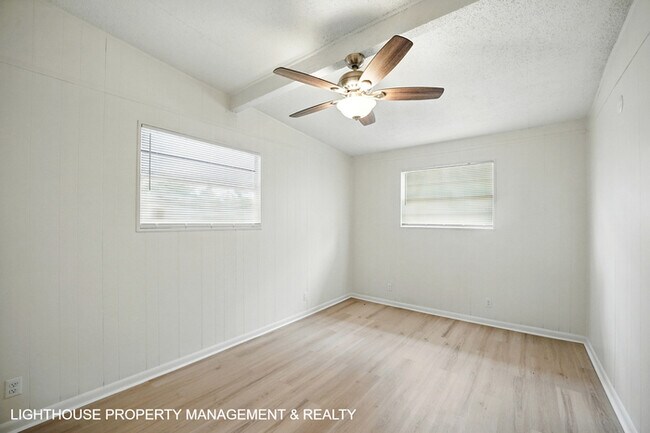 Building Photo - Stunning, Fully Renovated 4 Bed/2 bath Home!