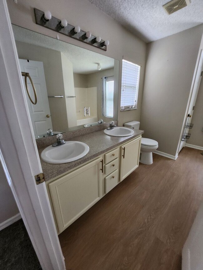 Building Photo - 4 BEDRROM HOME IN DESIRABLE AREA IN WEST MELBOURNE