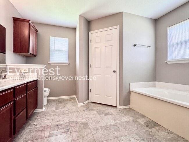 Building Photo - 4 Bed/2 Bath Home with Fenced Yard & Garage / Pet-Friendly / Available Now!