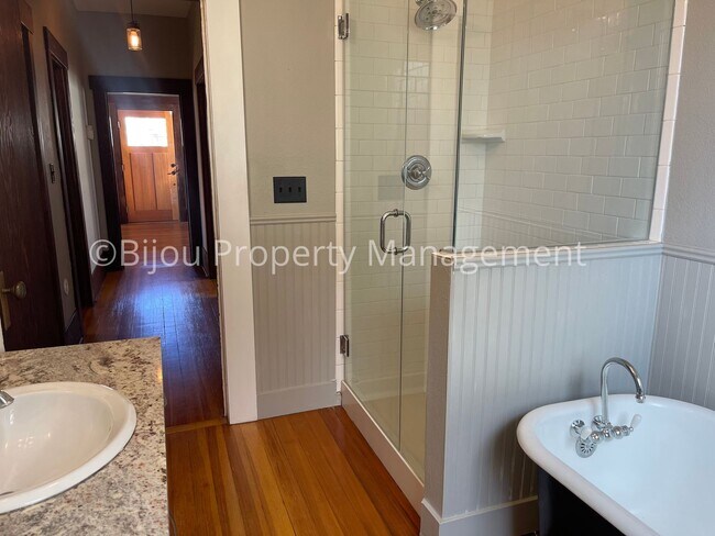 Building Photo - Charming Downtown Bungalow