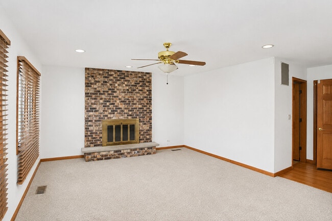 Building Photo - 706 North Point Dr
