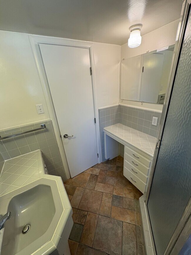 Building Photo - Visalia 2 Bed 2 Bath available now.