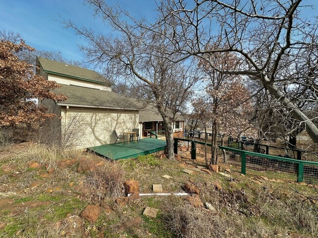 Building Photo - Rustic Charm