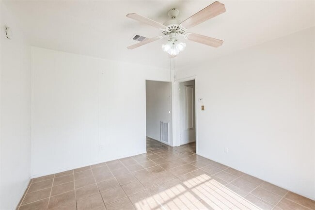 Building Photo - 4919 Glenridge Ln