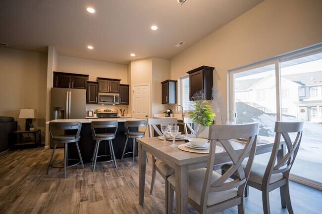 Building Photo - One-Level Carefree Living in a quiet and i...
