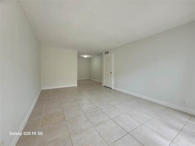 Building Photo - 10880 Royal Palm Blvd