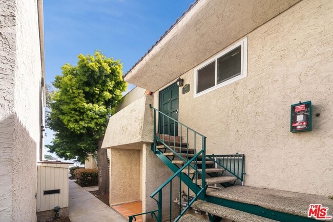 Building Photo - 6481 Kanan Dume Rd