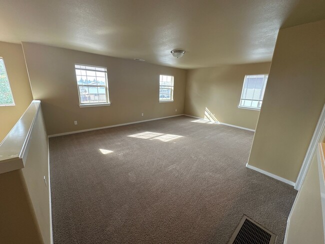 Building Photo - $500 Off 1st MONTH'S RENT, Eastside House,...