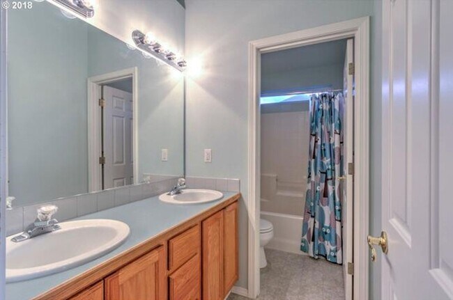Building Photo - Felida Gem... 4 bedroom, 2.5 bath availabl...