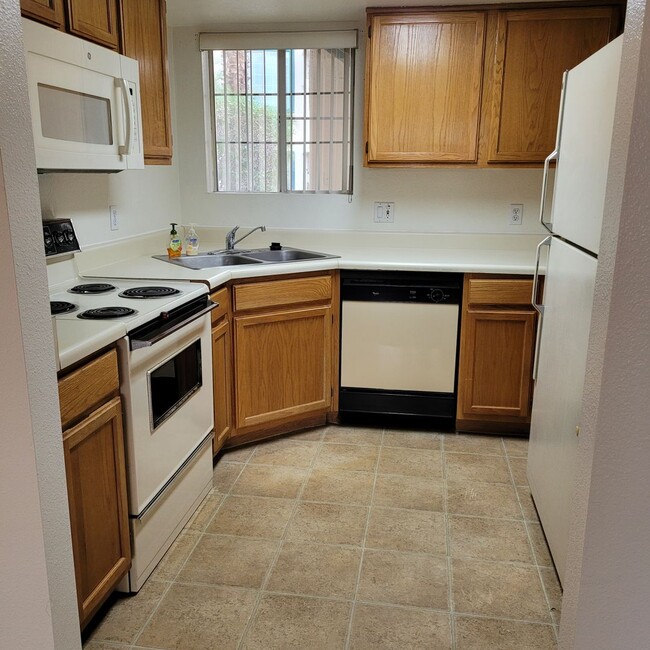 Building Photo - !!REDUCED RENT!!! Condo, 2 Bedroom, Southside
