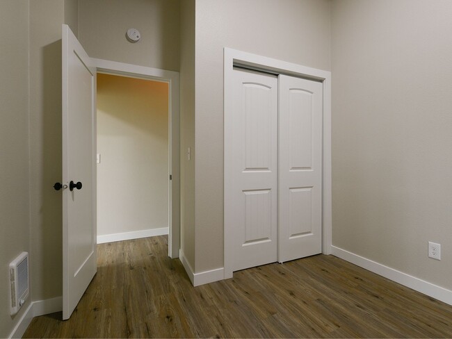 Building Photo - 2132-2134 NW Aspen Ave